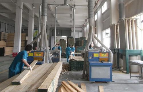 中國家俱著名企業-四川全友家私有限公司-使用正啟80型號方木多片鋸干切-加工現場共計10臺